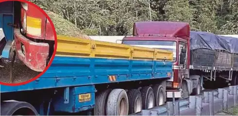  ??  ?? KEADAAN dua treler di Kilometer 35.9 Lebuhraya Kuala Lumpur-Karak arah ke Bentong, Sabtu lalu.