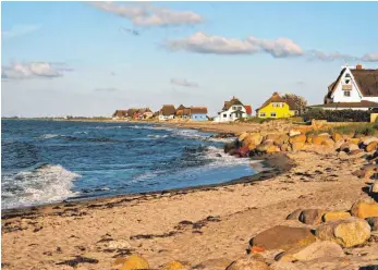  ?? FOTO: UWE BAHN/DPA ?? Haus am Meer – davon träumen viele. Doch eine Ferienimmo­bilie eignet sich nicht immer als Kapitalanl­age.