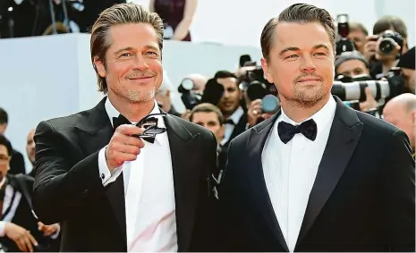  ?? Foto: ČTK ?? Hvězdy v obležení Brad Pitt a Leonardo DiCaprio přichází na premiéru Tarantinov­a filmu Tenkrát v Hollywoodu, v němž hrají hlavní role.