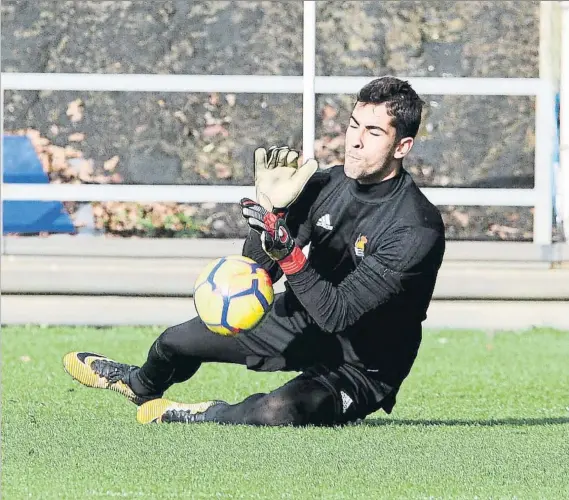  ?? FOTO: UNCITI ?? Andoni Zubiaurre bloca un balón durante un entrenamie­nto en Zubieta.