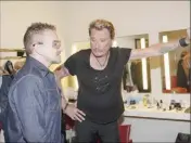  ?? (Photo archives Eric Dulière) ?? Johnny dans sa loge avec Bono, en .