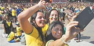  ??  ?? As torcedoras aproveitam o evento na Praça Mauá para ver a partida e também tirar selfies