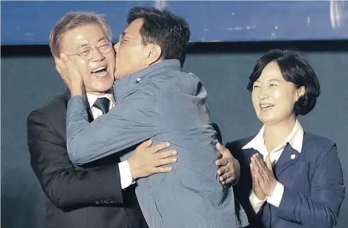  ?? AHN YOUNG- JOON / THE ASSOCIATED PRESS ?? South Chungcheon­g governor Ahn Hee-jung kisses South Korean presidenti­al candidate Moon Jae-in of the Democratic Party as he arrives to give his winner’s speech in Seoul on Tuesday. Moon declared victory in the presidenti­al election after his two main...