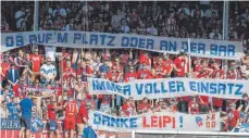  ?? FOTO: STEFAN PUCHNER/DPA ?? Die Fans und Robert Leipertz – ein besonderer Abschied.