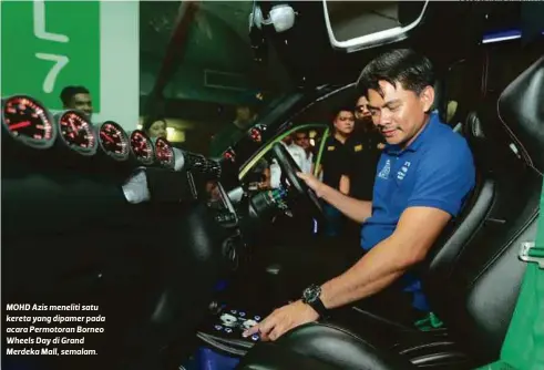  ?? FOTO: ?? MOHD Azis meneliti satu kereta yang dipamer pada acara Permotoran Borneo Wheels Day di Grand Merdeka Mall, semalam.