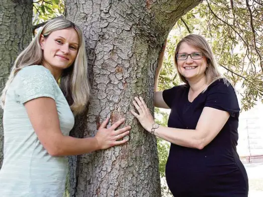  ?? Foto: Sibylle Göbel ?? Susann Ranke und Doreen Lachmann (r.) haben keine Scheu, Führungspo­sitionen zu übernehmen. Doreen Lachmann, die derzeit ihr erstes Kind erwartet, ist seit zwei Jahren Personalle­iterin des AwoKreisve­rbandes JenaWeimar, Susann Ranke, die bereits zwei...