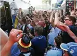  ??  ?? Jubelnder Empfang der siegreiche­n Mannschaft des FC Carl Zeiss Jena nach dem Sieg im Landespoka­l am Jenaer Fanhaus. Foto: Tino Zippel