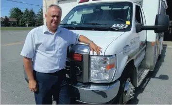  ?? —photo Gregg Chamberlai­n ?? La pénurie d’ambulances pour les urgences dans Prescott-Russell pourrait devenir une chose du passé. Michel Chrétien, directeur des services d’urgence des Comtés unis de Prescott et Russell (CUPR), et ses homologues du comté de Renfrew et des villes...