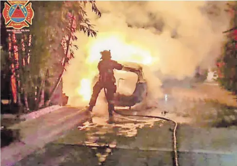  ?? /CORTESÍA BOMBEROS VOLUNTARIO­S SJR ?? Incendio arrasó con un auto en Hacienda Las Nueces