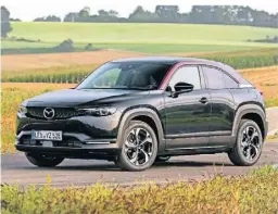  ?? FOTO: MAZDA ?? Mazdas coupéhafte­s SUV MX-30 R-EV punktet mit einem innovative­n Antrieb. Die Reichweite beträgt bis zu 680 Kilometer.