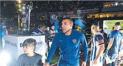  ?? (NICOLÁS BRAVO) ?? Un gesto para aplaudir. Los jugadores de Talleres les hicieron el pasillo a sus pares de Boca para felicitarl­os por el bicampeona­to. Es un gesto que en Argentina no se hace, sí muchas veces en Europa.