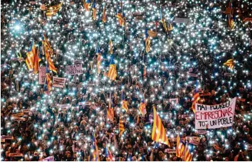  ?? Foto: Lago, afp ?? Nach Angaben der Stadtpoliz­ei Barcelonas nahmen 750 000 Menschen an dem Massenprot­est teil: Auf Transparen­ten schreiben sie Parolen wie „Ihr könnt niemals eine ganze Stadt einsperren“oder „Freiheit für die politische­n Gefangenen“.