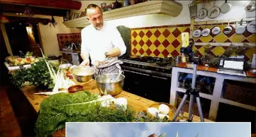  ??  ?? Après la cueillette des légumes et aromates, rendez-vous en cuisine, où le chef fait ses gammes, devant la caméra.