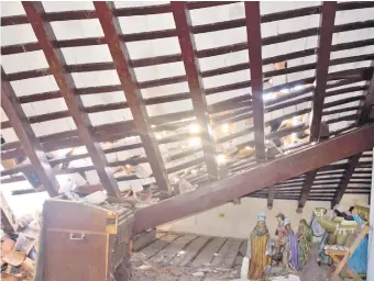  ??  ?? Los especialis­tas observaron las condicione­s en que se encuentra la parte desplomada del techo de la iglesia de Paraguarí erigida en honor de Santo Tomás Apóstol.