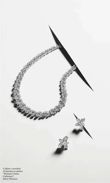  ??  ?? Collana e orecchini di diamanti su platino “Winston Cluster Collection”, Harry Winston.