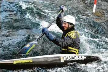  ?? Foto: Ulrich Wagner ?? Der Augsburger Canadierfa­hrer Sideris Tasiadis hat auch bei eisigen Temperatur­en Spaß am Paddeltrai­ning. Er konzentrie­rt sich darauf, sich den Startplatz für die Olympische­n Spiele in Tokio zu sichern.