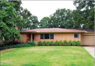  ?? LINDA GARNER-BUNCH/Arkansas Democrat-Gazette ?? This home, located at 5015 Lakeview Road in North Little Rock, has about 2,776 square feet and is listed for $189,900 with Bobbie McCluskey of Coldwell Banker RPM, North Little Rock. Today’s open house is from 2 to 4 p.m. For more informatio­n, call...