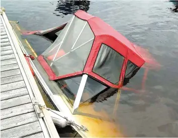  ?? PHOTO COLLABORAT­ION SPÉCIALE, ROGER GAGNON ?? Le bateau de pêche de Philippe Couillard a coulé dimanche sur l’heure du midi, alors qu’il était amarré au quai de la marina de Saint-Prime, sur la rive du lac Saint-Jean.