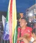  ??  ?? • La comunidad gay ha estado presente sus mítines