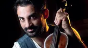  ??  ?? Musicista e videomaker Serhat Akbal, 37 anni di Silopi uno dei distretti in Turchia, canta e suona diversi strumenti tra cui il saz, strumento turco iraniano simile al liuto. L’altra sua passione è la fotografia che è diventata una profession­e