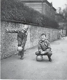  ?? Foto: privat ?? Kicken auf der Straße: Dieter und Horst Seehofer wuchsen in Ingolstadt auf und be suchten dort die Freiherr von Ickstatt Realschule.