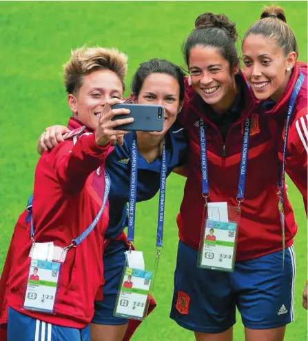  ?? EUROPA PRESS ?? Las jugadoras españolas posan para un «selfie» sobre el césped del estadio de Valencienn­es donde se enfrentará­n a Alemania