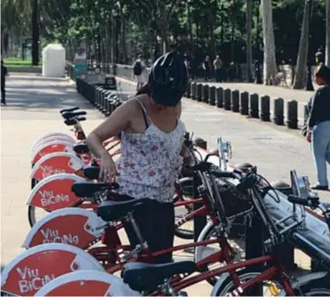  ??  ?? El sistema público de alquiler de bicicletas de Barcelona es un referente mundial.