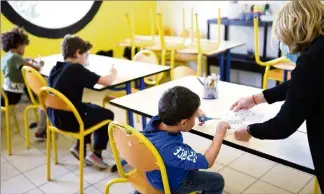  ?? (Photos Sophie Louvet) ?? Peu nombreux, surtout le week-end, les enfants sont aisément disposés loin les uns des autres, dans la salle de classe.