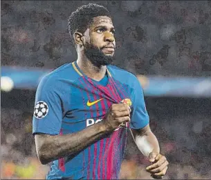  ?? FOTO: PERE PUNTÍ ?? Samuel Umtiti muestra el escudo del Barça tras intervenir en el 2-0 ante la Roma