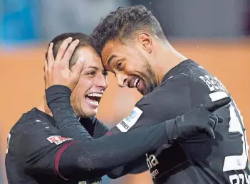 ?? FOTO: IMAGO ?? Javier Hernandez (links) und Karim Bellarabi feierten ihre Tore in der Bundesliga-Partie beim FC Augsburg (3:1). Hernandez traf doppelt, Bellarabi einmal. Heute ist Leverkusen in der Champions League gefordert.