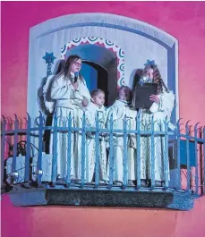  ?? FOTO: BLANKENHOR­N ?? Die vier Engel Meila, Sarah, Felicia und Emily beim Öffnen des ersten Türchens am Adventskal­ender.