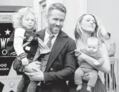  ??  ?? > El actor canadiense Ryan Reynolds sostiene a su hija James acompañado de su esposa, la actriz
Blake Lively y su bebé, en 2016.