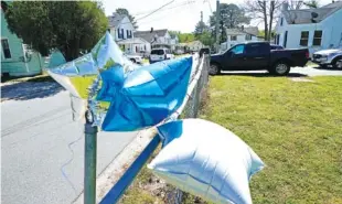  ?? AP FILE PHOTO/GERRY BROOME ?? Balloons are seen tied to a fence in Elizabeth City, N.C.