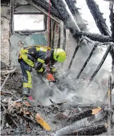  ?? Foto: Stephan Böhm ?? Das Haus, das am Freitagmor­gen brannte, musste am Samstag noch einmal gelöscht werden. Im Dachboden fanden sich noch einige Glutnester.
