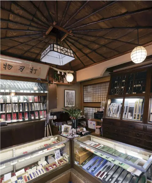  ?? Yomiuri Shimbun photos ?? The impressive karakasa-style ceiling inside the Ubukeya shop. The current shop was built during the early Showa era (1926-1989).