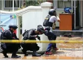  ?? RIANA SETIAWAN/RADAR BANDUNG/JPG ?? SERGAP: Personel Brimob Polda Jabar merangsek ke dalam kantor Kelurahan Arjuna, Kecamatan Cicendo, Kota Bandung, saat adu tembak dengan pelaku bom panci kemarin.