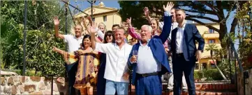  ?? (Photo Y.M.) ?? L’ordre des Épicuriens devant l’hôtel l’Ermitage de l’Oasis. Au centre le président, Philippe Chavaroc (costume bleu) avec à ses côtés le chef Stéphane Raimbault, vice-président, entourés des membres du bureau de l’Ordre.