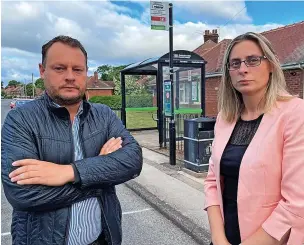  ?? ?? Councillor­s Jason Zadrozny and Helen-ann Smith at the 141 bus stop on the Healdswood Estate, Skegby