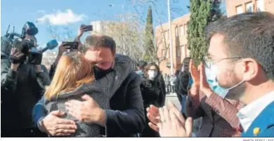  ?? MARTA PÉREZ / EFE ?? El presidente de ERC, Oriol Junqueras, abraza ayer a Carme Forcadell, a su salida de prisión, junto a Pere Aragonès.