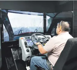  ?? FOTO: EL HERALDO ?? Los conductore­s son evaluados de forma psicológic­a, teórica y práctica, que incluye conducir en un simulador de vehículo de carga.