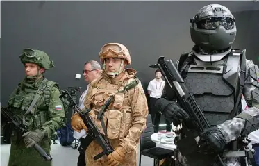  ?? □王少然 ?? 俄罗斯的3代“战士”士兵系统。自左至右分别为“战士-1”、“战士-2”、“战士-3”士兵系统