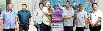  ?? ?? Salleh (third from right) receiving a basket of fruits at the at the launch of the PERKESO Career Programme.