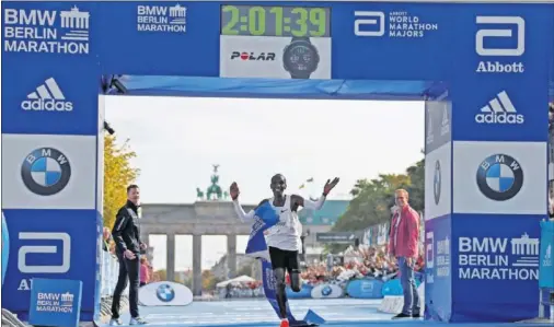  ??  ?? PLUSMARCA EN EL TIERGARTEN. Eliud Kipchoge batió en Berlín el récord mundial de maratón con 2h 01:39, un tiempo inhumano.