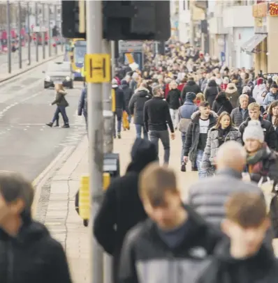  ?? MAIN PICTURE: SCOTT LOUDEN ?? 0 Shoppers were out in force in the run up to Christmas and with relatively mild weather forecast, shopping centres and high streets are bracing themselves for an influx of bargain hunters on Boxing Day