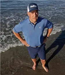  ?? MATT sTonE / HErAld sTAff ?? LESSON LEARNED: Big Blue Swim School franchisee Gary Cohen stands at Sandy Beach in Cohasset on Thursday. His organizati­on offers swimming lessons.