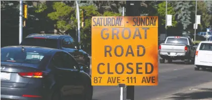  ?? DAVID BLOOM ?? Traffic makes its way past road closure signs set up for this weekend's 2021 World Triathlon Championsh­ips.