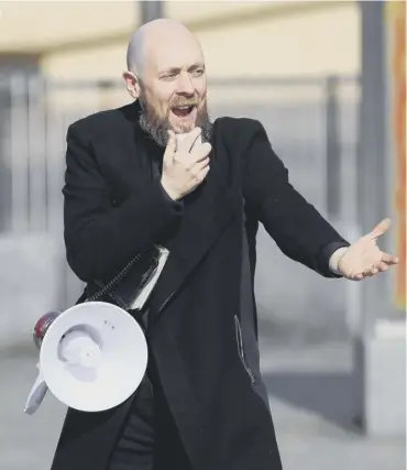  ?? PICTURE: WATCHTOWER MEDIA ?? 0 John O’neill preaches in Paisley during the court’s lunch hour