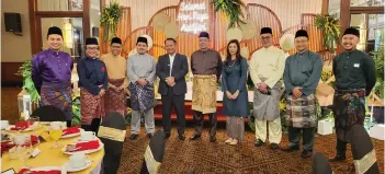  ?? ?? Zulaihi (right) with some of the stakeholde­rs who came for the Petronas Berambeh Raya Aidilfitri Open House at one of the hotels here.