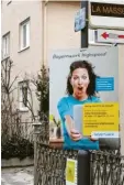  ?? Foto: Heike John ?? Mit Plakaten wirbt die Bayernwerk Netz GmbH in Mering für den Aufbau eines flächendec­kenden Glasfasern­etzes in Ko‰ operation mit den LEW.