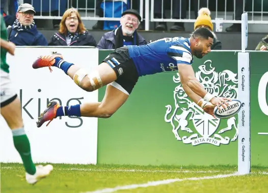  ?? PICTURES: Getty Images ?? England form: Bath wing Joe Cokanasiga dives over for their second try